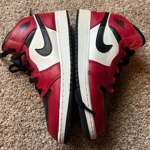 Air Jordan 1 Mid Chicago Toe